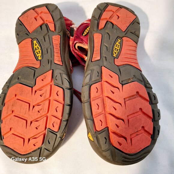 KEEN Youths Red Hiking Sandals Size 4G With Non-Slip Soles & Secure Fit - Picture 2 of 4